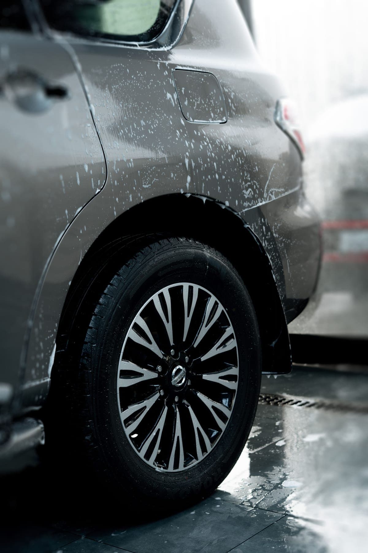 Rinçage d'une jante et d'une carrosserie couvertes de mousse